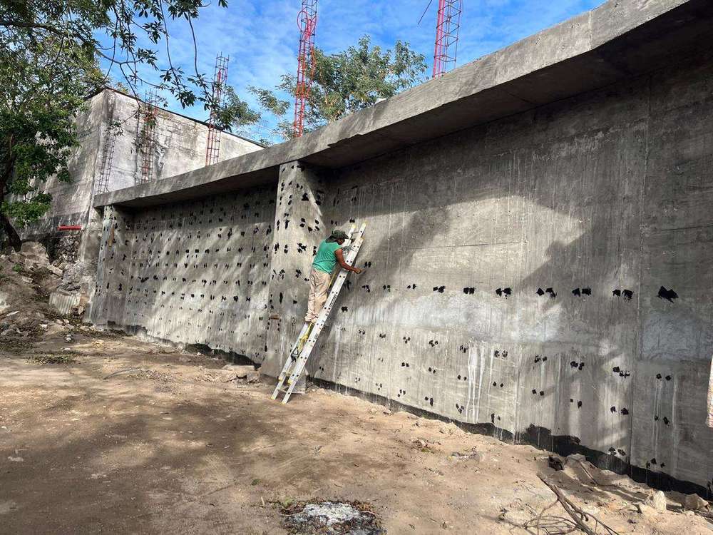 El muro de contención, impermeabilizado