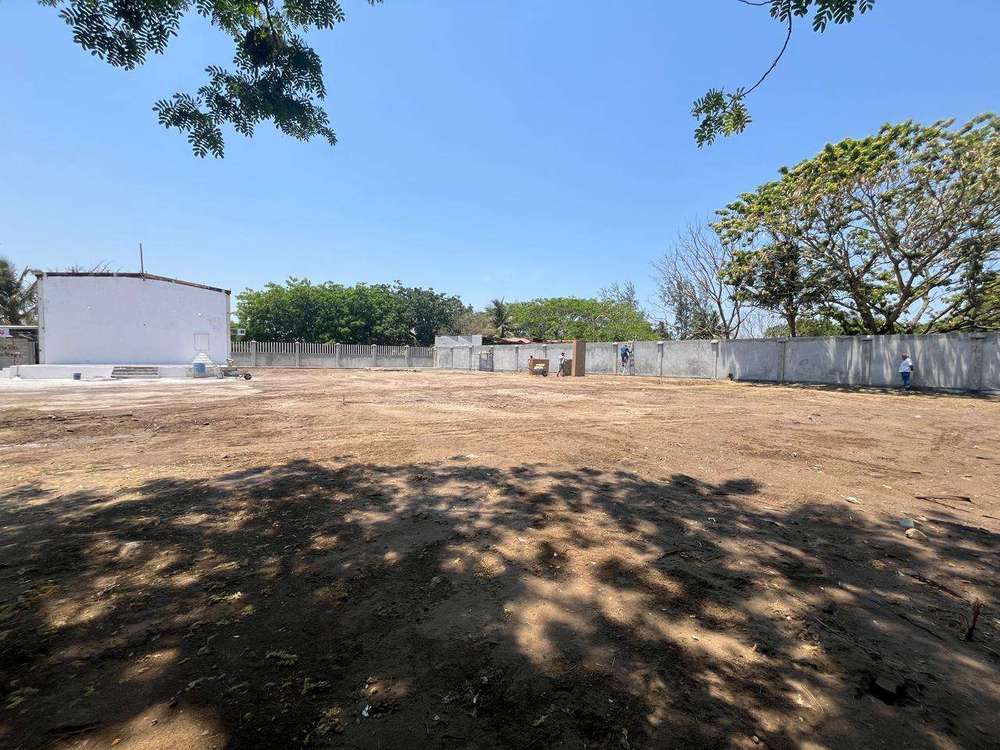 El terreno, limpio y nivelado