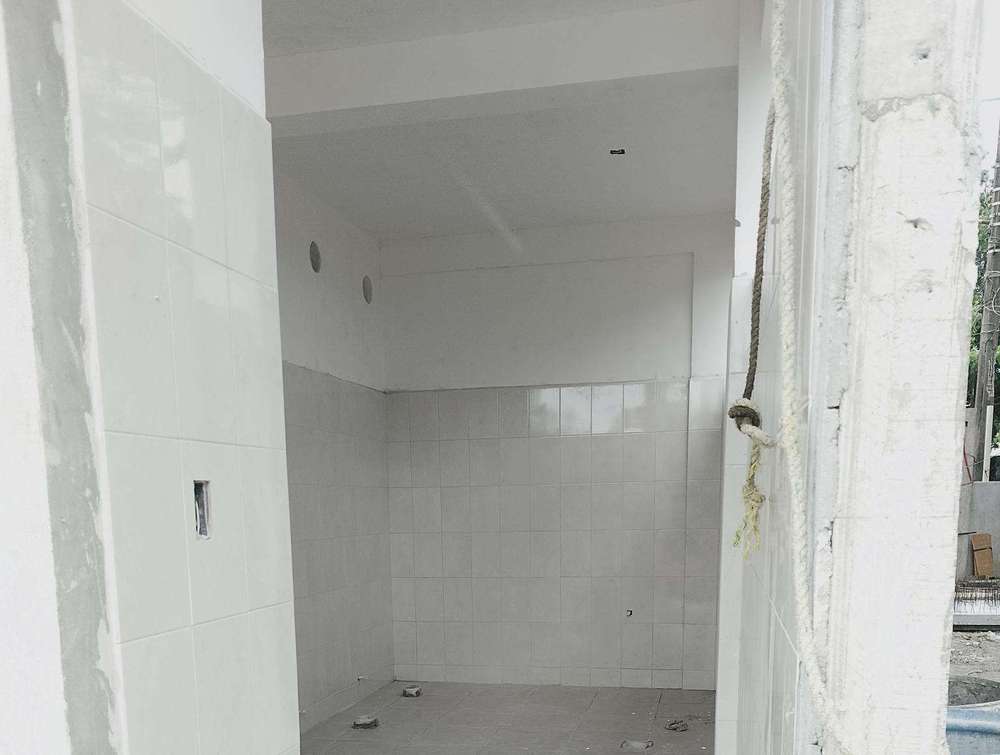 Piso y azulejo en baño
