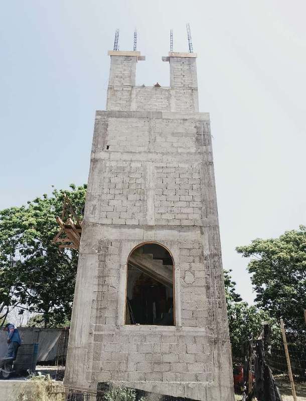Muros y arco del campanario