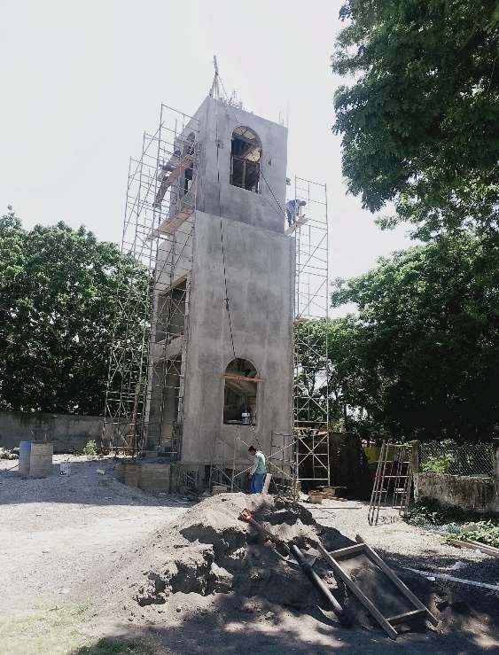 El campanario, con su remate